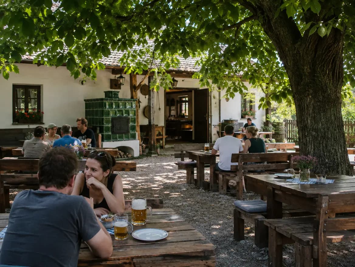Dvůr s posezením pod starou lípou